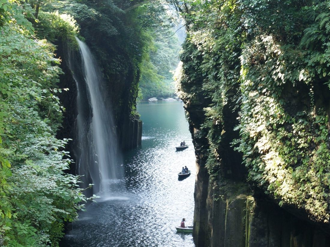 滝が落ちる高千穂峡の渓谷と貸しボート