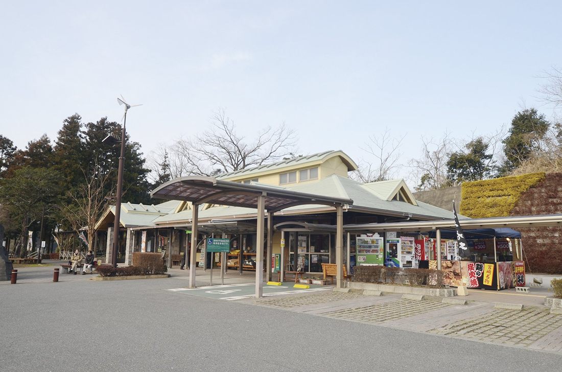 屋根付きの入口と物産館が並ぶ道の駅高千穂の外観